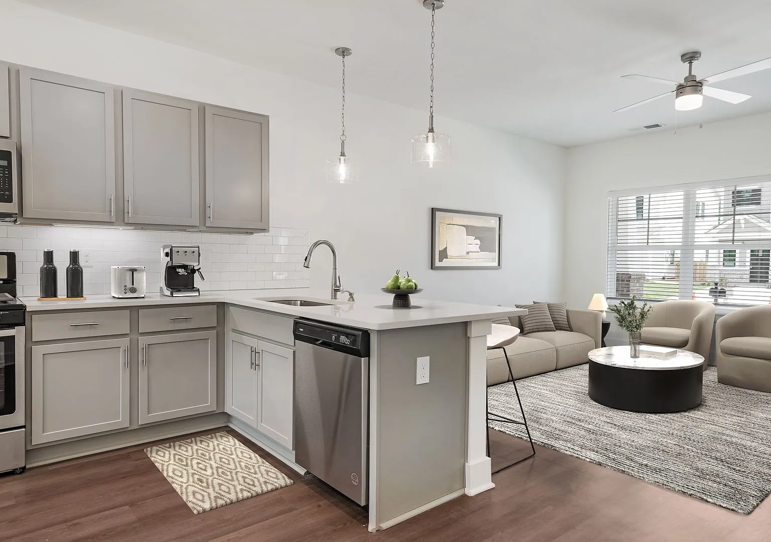 Upscale single family home with fenced backyard! — Photo 2