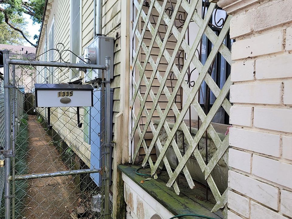 Private entrance to apartment. Door halfway down.