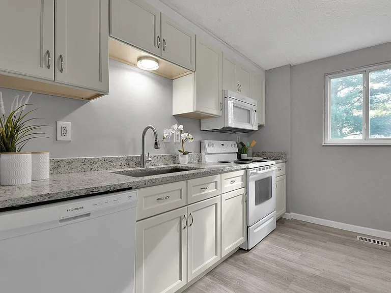 3102 Dewbourne Dr — Photo 9