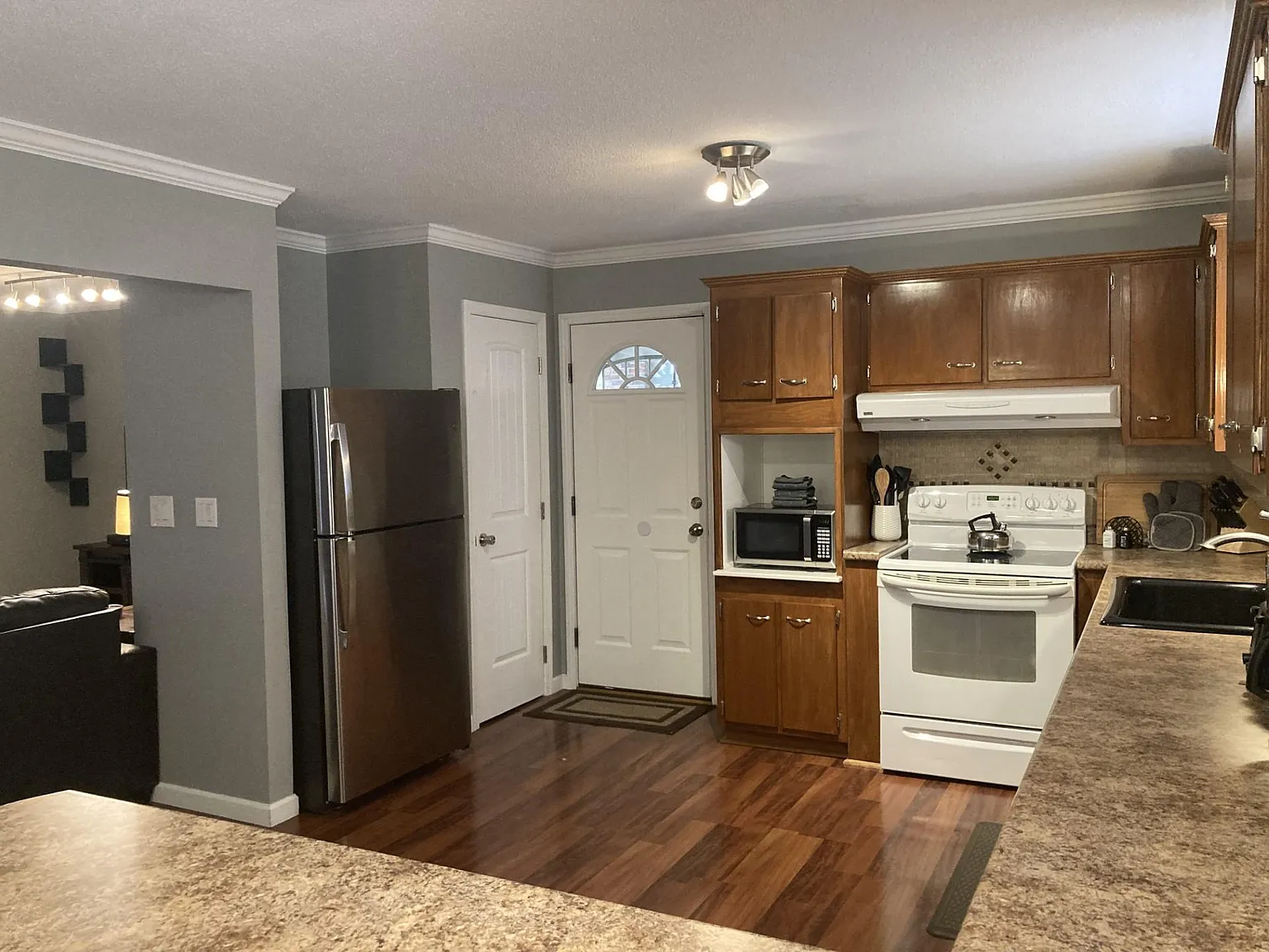 3 bed, 2781 sqft, $3,500 — Photo 3