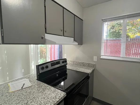 Kimberly Dawn, 15007-15043 SE Powell Blvd #7, Portland, OR 97236