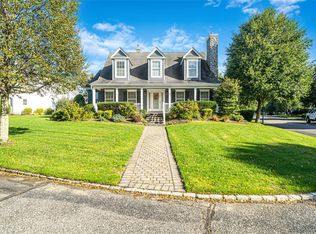 29 Golden Spruce Dr, Calverton, NY 11933