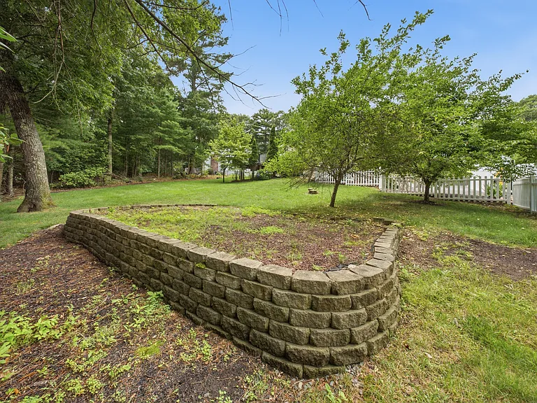 7 Sherborne Cir — Photo 27