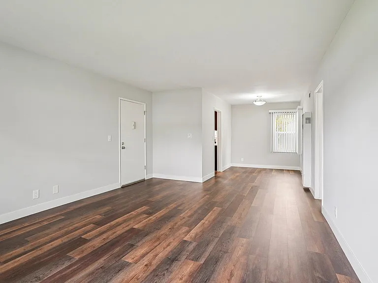 Hollypark Knolls Apartments — Photo 36