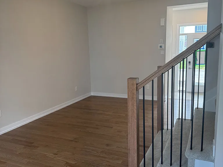 944 Seagrave Ln — Photo 2