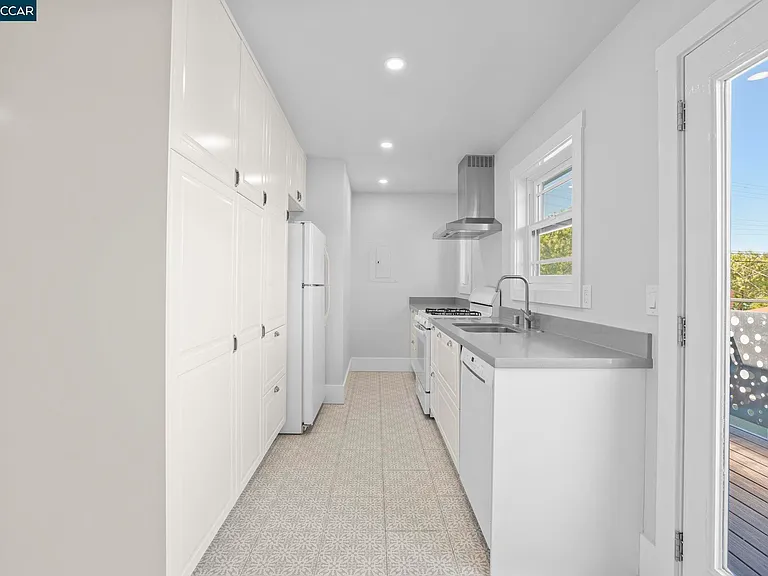 1325 Hopkins St — Photo 17