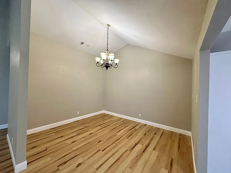 1818 Diana Ln — Photo 8