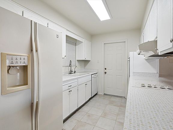 4th image of 2912 W Laurel Ln