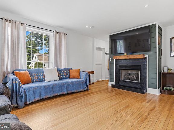 5th image of 719 Maple Ave