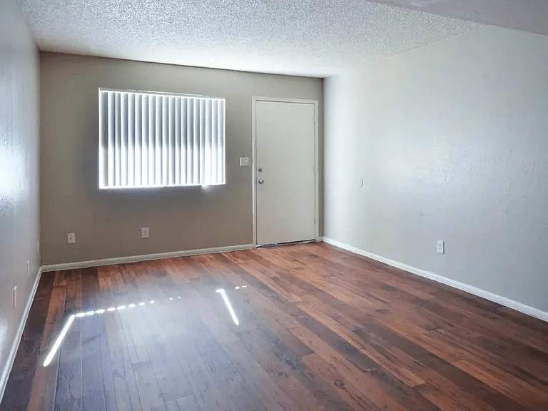 Gilbert Square Apartments — Photo 7