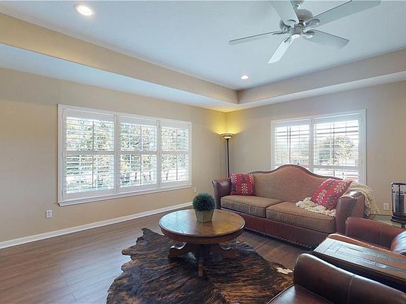 3rd image of 2645 Woodcrest Dr