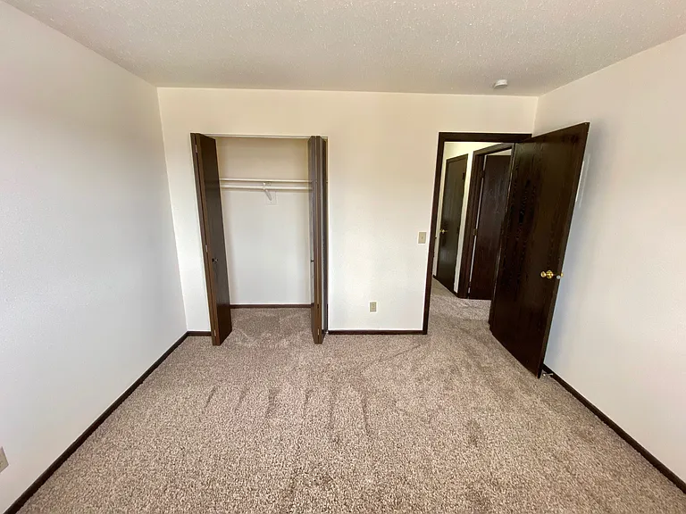 Windsor Crest Apartments — Photo 54