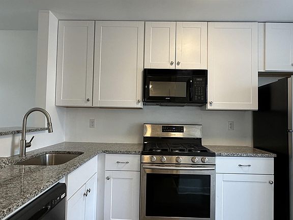 3rd image of 428 Gregory Court