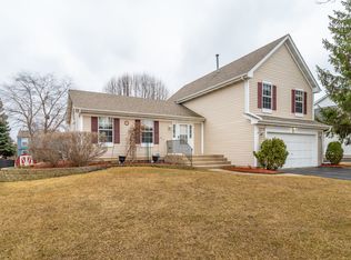 1097 Oak Wood Dr, Carol Stream, IL