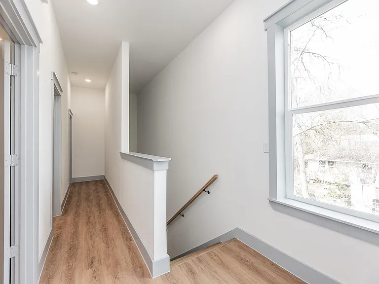 704 S 1st St — Photo 13
