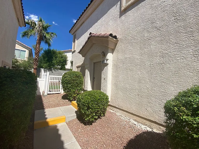 2562 Land Rush Dr — Photo 2
