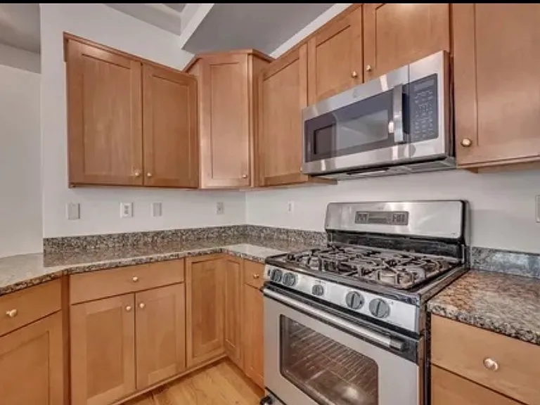 1390 Dutch Valley Pl NE — Photo 11