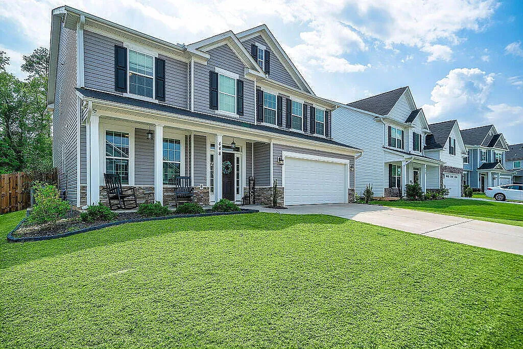 4 bed, 2.5 bath, 2736 sqft, $2,200 — Photo 2