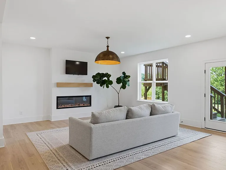 7628 Delancey Dr — Photo 32