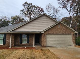 125 Brownstone Loop, Elmore, AL 36022