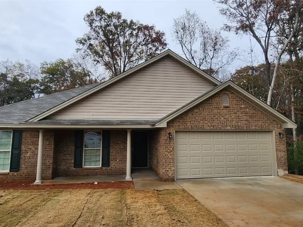 125 Brownstone Loop, Elmore, AL 36022