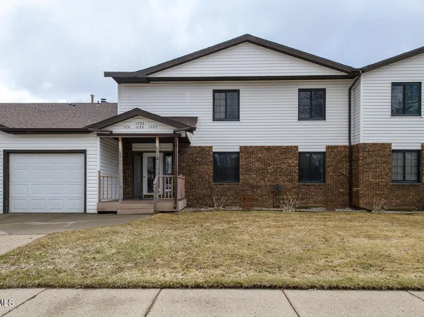 1737 N Grandview Ln, Bismarck, ND 58503
