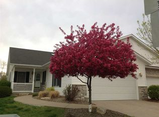 702 Wells Fargo Trl, Le Claire, IA 52753