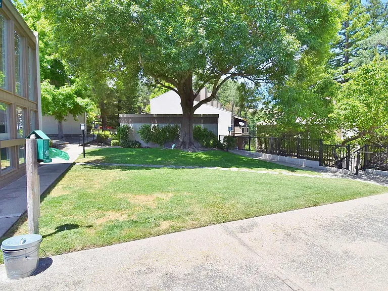 2067 Ascot Dr #142 — Photo 20