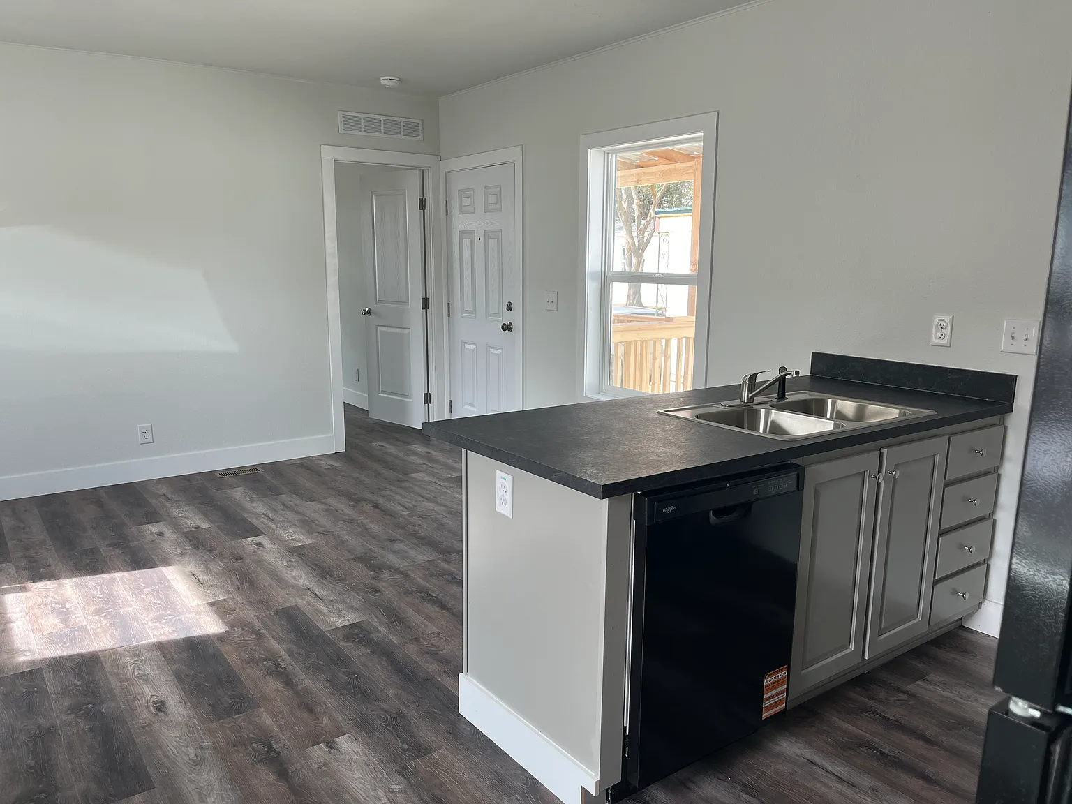 3 bed, 896 sqft, $1,375 — Photo 4