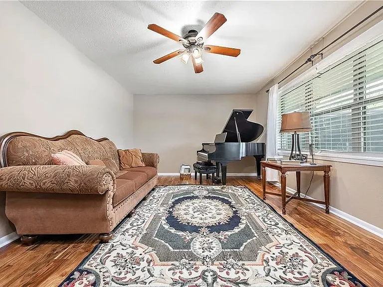 1210 Haines Dr — Photo 5