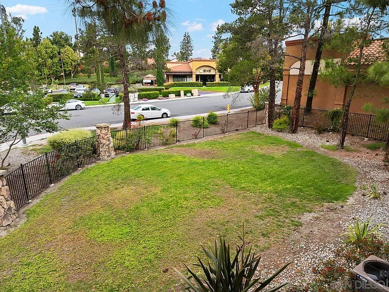 12095 Alta Carmel Ct #6 — Photo 18