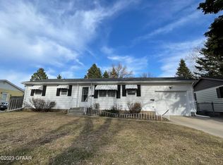 1515 S 18th St, Grand Forks, ND 58201