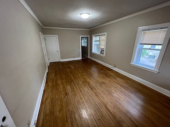4th image of 968 42nd Ave NE