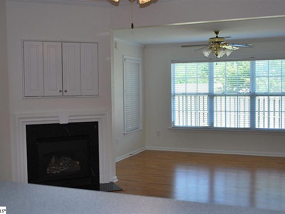 2nd image of 914 Crestwyck Ln