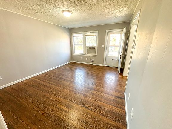 3rd image of 1521 W Merton St #1