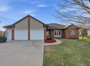 3427 Riverbend Dr NE, Cedar Rapids, IA 52411