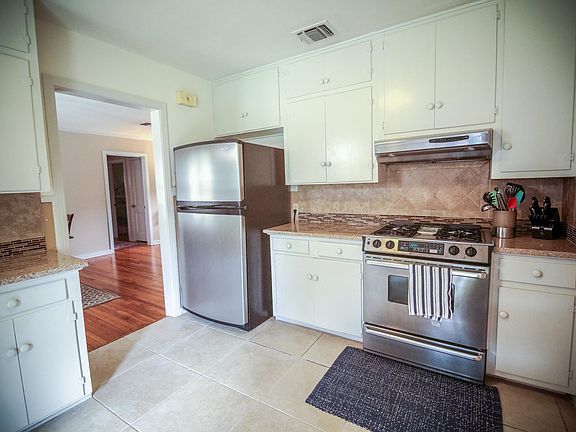 5th image of 209 Larkwood Dr