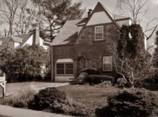 8 Center St, Glen Cove, NY 11542