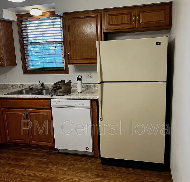 2 bed, 1.0 bath, 884 sqft, $950 — Photo 3