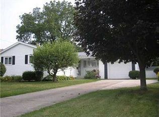 12 Lincolnshire Dr, Lockport, NY 14094