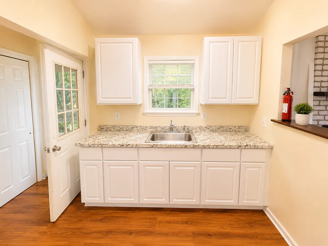 3 bed, 2.0 bath, 1100 sqft, $3,500 — Photo 2