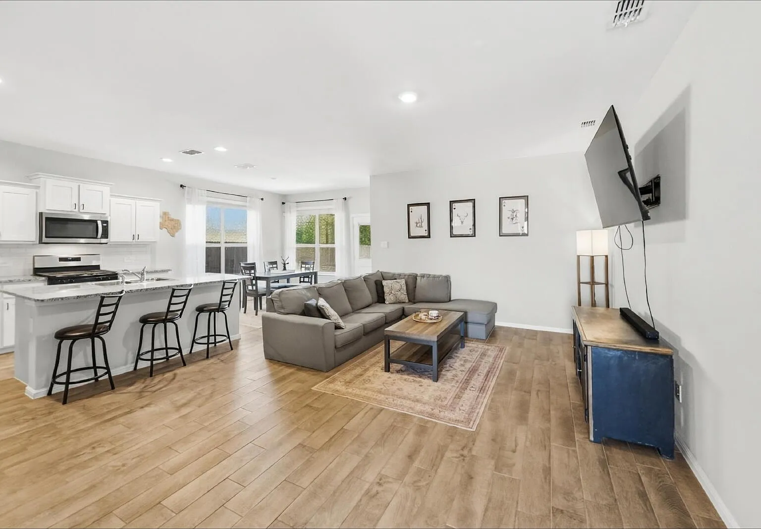 3 bed, 2.0 bath, 1776 sqft, $2,395 — Photo 4