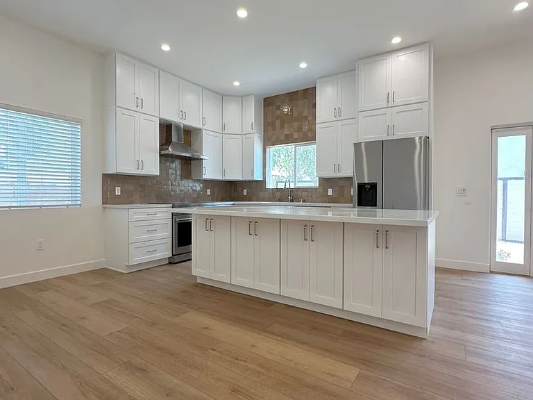 1135 Scofield Dr — Photo 3