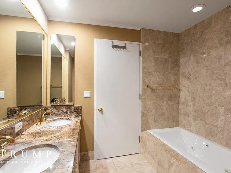 220 Riverside Blvd #21D — Photo 9