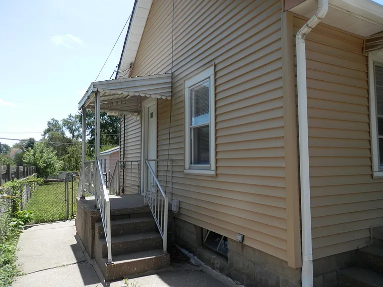 416 Zessin St — Photo 4