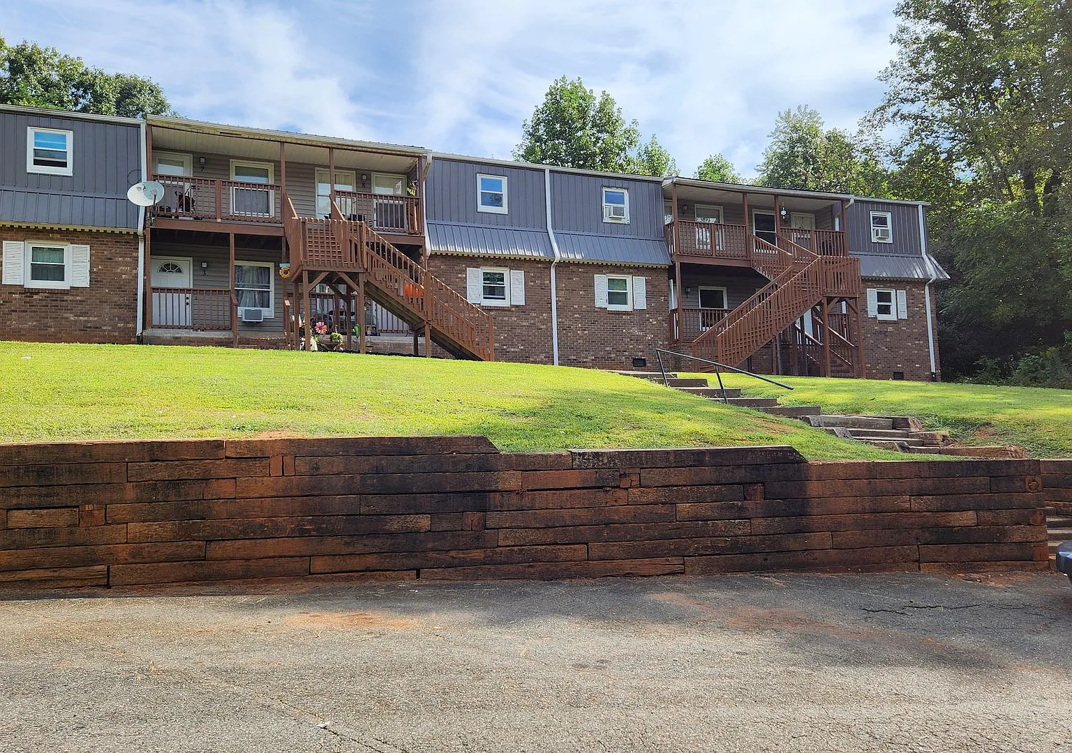 Old 52 Apartments — Photo 1