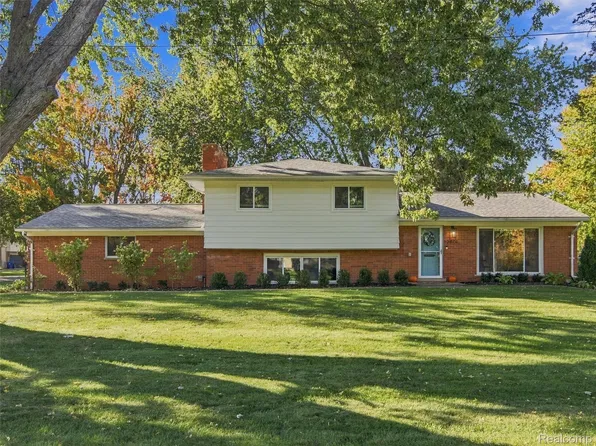 2801 Ironton Ave, Waterford, MI 48329