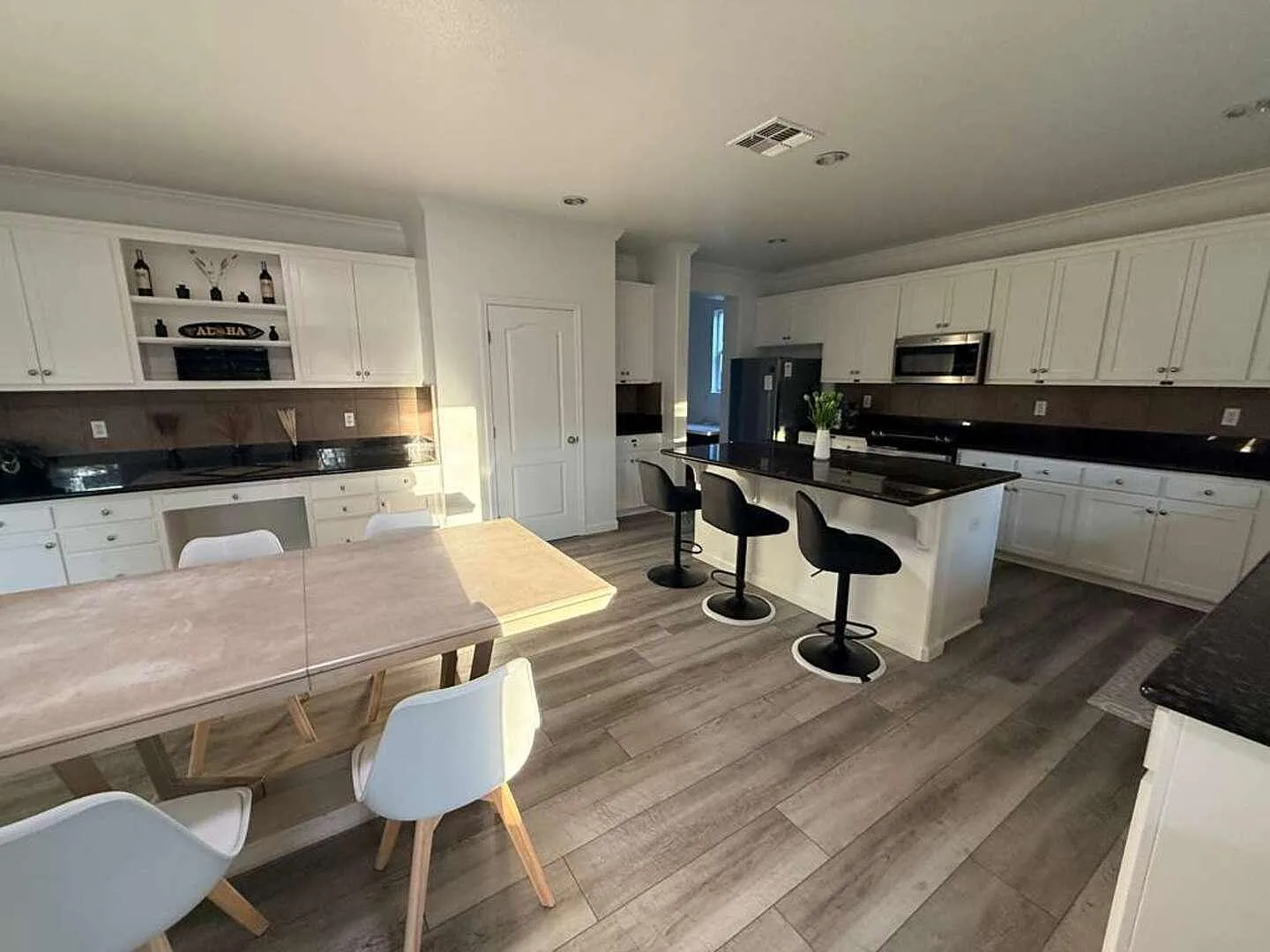 2 bed, 1.0 bath, 3550 sqft, $1,434 — Photo 4