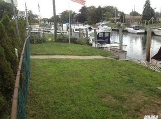 104 W Riviera Dr, Lindenhurst, NY 11757