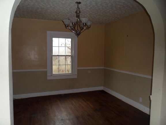 2nd image of 300 NE Dahlia Dr